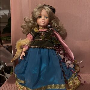 Robin woods “ Maid Marion” 14” tall doll